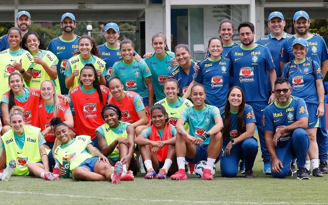 Aline Gomes posa para foto após treinos na Granja Comary com as convocadas da Seleção de Arthur Elias para temporada 2025. Foto: Rafael Ribeiro/CBF