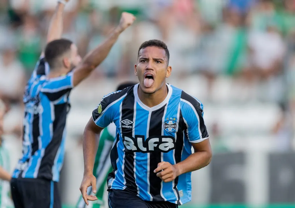 Gustavo Martins comemora seu gol pelo Grêmio. Foto: Liamara Polli/AGIF