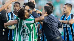 Ênio, jogador do Juventude, se envolve em confusão com Gustavo Quinteros, técnico do Grêmio, durante partida no estádio Alfredo Jaconi pelo Campeonato Gaúcho 2025.