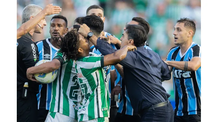 Ênio, jogador do Juventude, se envolve em confusão com Gustavo Quinteros, técnico do Grêmio, durante partida no estádio Alfredo Jaconi pelo Campeonato Gaúcho 2025.