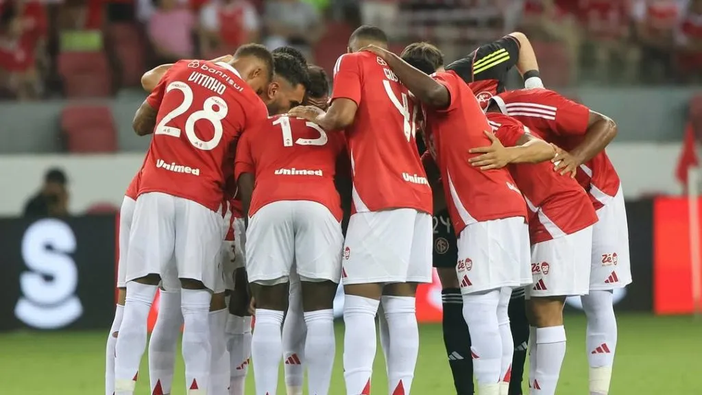 Jogadores do Inter comemoram vitória sobre o Caxias