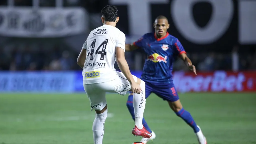 SP – SANTOS – 02/03/2025 – PAULISTA 2025, SANTOS X BRAGANTINO – JP Chermont jogador do Santos durante partida contra o Bragantino no estadio Vila Belmiro pelo campeonato Paulista 2025. Foto: Reinaldo Campos/AGIF