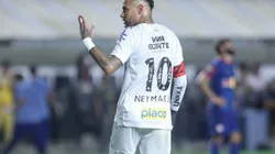 SP - SANTOS - 02/03/2025 - PAULISTA 2025, SANTOS X BRAGANTINO - Neymar jogador do Santos durante partida contra o Bragantino no estadio Vila Belmiro pelo campeonato Paulista 2025. Foto: Reinaldo Campos/AGIF