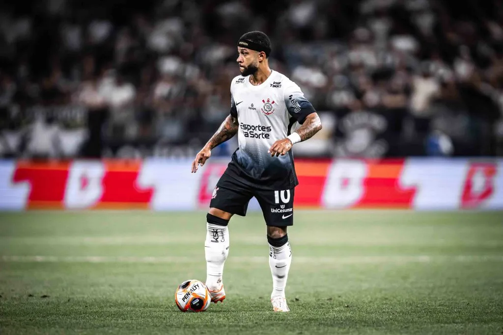 Memphis Depay marcou um dos gols do Corinthians na partida. Foto: Leonardo Lima/AGIF