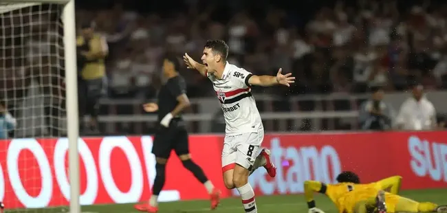 Oscar, segue brilhando pelo Paulistão e a torcida espera que ele atue em sua posição oficial e sem testes mirabolantes. Foto: Rubens Chiri, Paulo Pinto e Miguel Schincariol / São Paulo FC