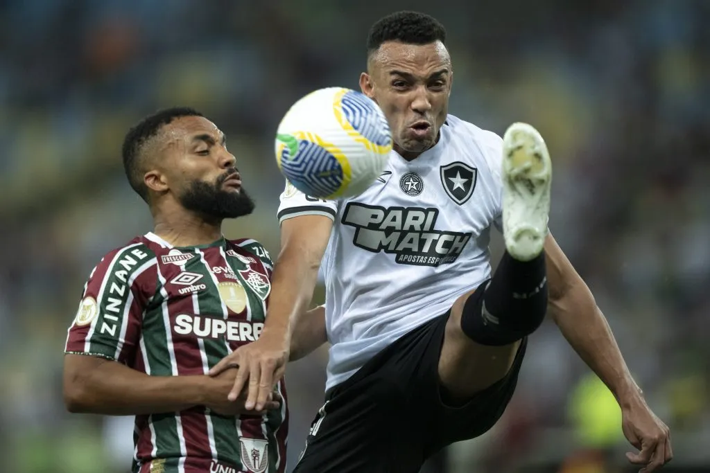 RJ – RIO DE JANEIRO – 21/09/2024 – BRASILEIRO A 2024, FLUMINENSE X BOTAFOGO – Samuel Xavier jogador do Fluminense disputa lance com Marcal jogador do Botafogo durante partida no estadio Maracana pelo campeonato Brasileiro A 2024. Foto: Jorge Rodrigues/AGIF