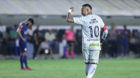 Neymar, jogador do Santos durante partida contra o Bragantino no estadio Vila Belmiro pelo campeonato Paulista 2025. Foto: Reinaldo Campos/AGIF