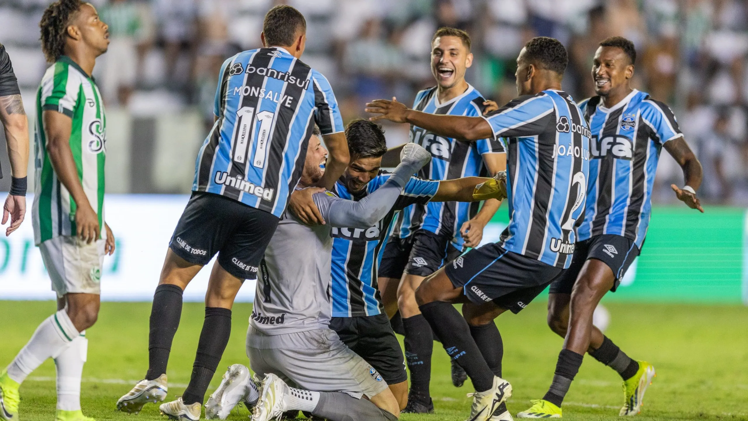 JUVENTUDE X GREMIO – Jogadores do Grêmio comemoram vitória – Foto: Liamara Polli/AGIF