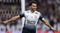Romero, camisa 11, do do Corinthians cala torcedores que criticavam seu rendimento em campo e chegaram a alfinetar também seu companheiro de equipe, o jovem Garro