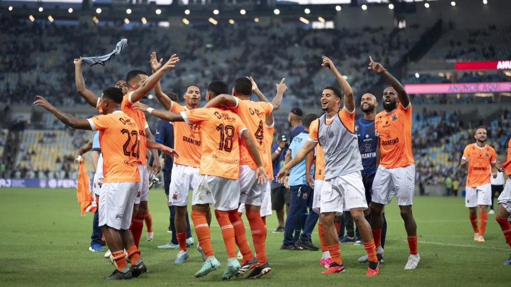 Atletas do Nova Iguacu comemoram triunfo após o jogo contra o Vasco, pelo Cariocão 2024. Foto: Jorge Rodrigues/AGIF.