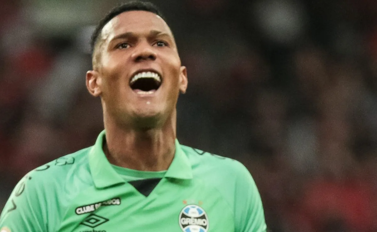 Adriel fica no Grêmio após negociação com Athletic não avançar
