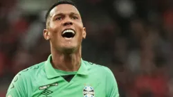 Adriel durante jogo do Tricolor contra o Athletico.