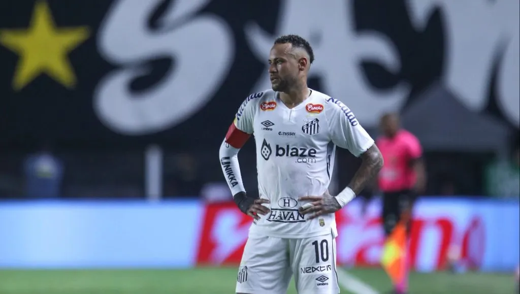 Neymar foi substituído contra o Red Bull Bragantino - Foto: Reinaldo Campos/AGIF.