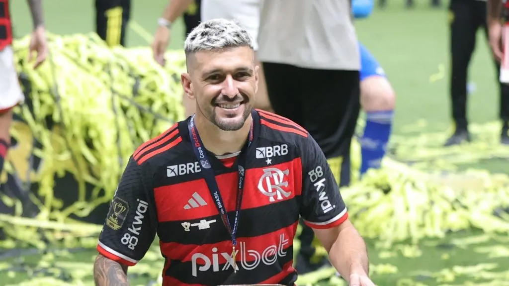 Foto: Gilson Lobo/AGIF – Arrascaeta começa a discutir renovação com Flamengo.