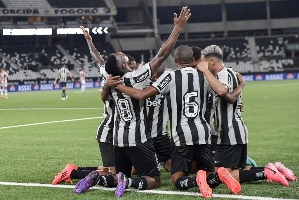 RJ – RIO DE JANEIRO – 26/01/2025 – CARIOCA 2025, BOTAFOGO X BANGU – Patrick de Paula jogador do Botafogo comemora seu gol com jogadores do seu time durante partida contra o Bangu no estadio Engenhao pelo campeonato Carioca 2025. Foto: Thiago Ribeiro/AGIF