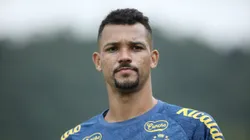 Zagueiro em treino no CT Rei Pelé