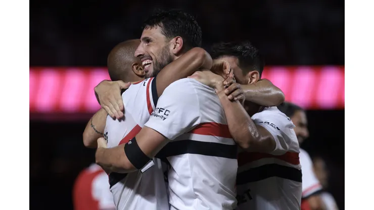 SP - SAO PAULO - 03/03/2025 - PAULISTA 2025, SAO PAULO X NOVORIZONTINO - Calleri jogador do Sao Paulo comemora seu gol com Lucas Moura jogador da sua equipe durante partida contra o Novorizontino no estadio Morumbi pelo campeonato Paulista 2025. Foto: Marcello Zambrana/AGIF