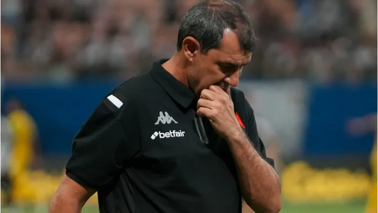 Carille vem recebendo críticas por conta da atuação ruim do Vasco na derrota para o Flamengo, no último sábado (01/03)