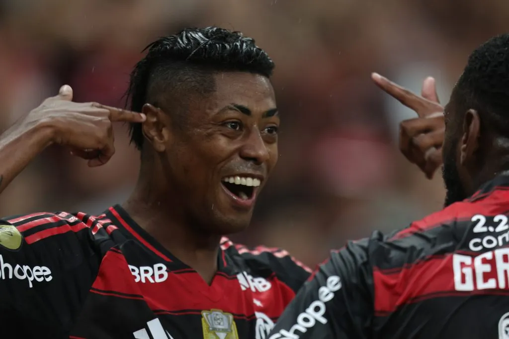 Bruno Henrique, o “Rei dos Clássicos, é visto pela torcida rubro-negra como grande artilheiro da temporada e projeta novo triunfo sobre os rivais na partida de volta pelo Campeonato Carioca 2025. Foto: Fernando Torres/AGIF