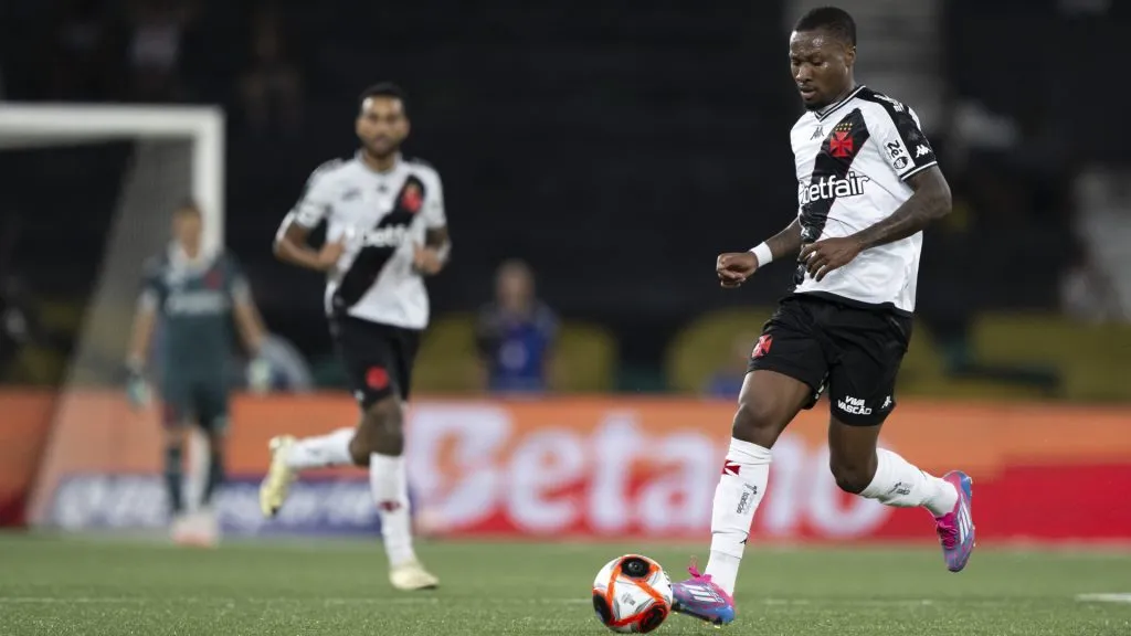 Loide em ação pelo Vasco no Clássico dos Milhões – Foto: Jorge Rodrigues/AGIF