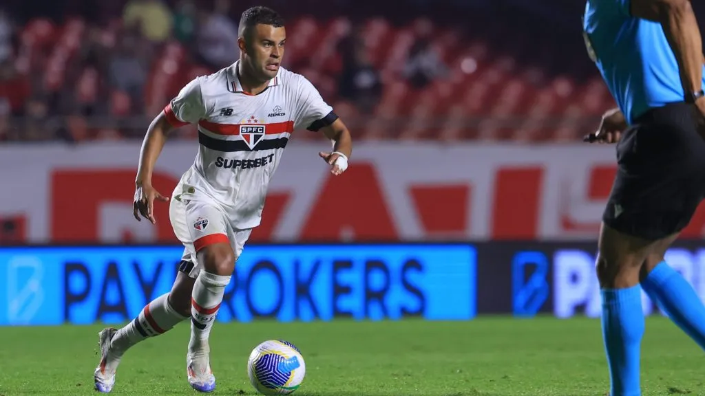 Alisson citou a grama sintética - Foto: Marcello Zambrana/AGIF.