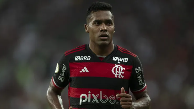Alex Sandro está há três jogos afastado. Jorge Rodrigues/AGIF.