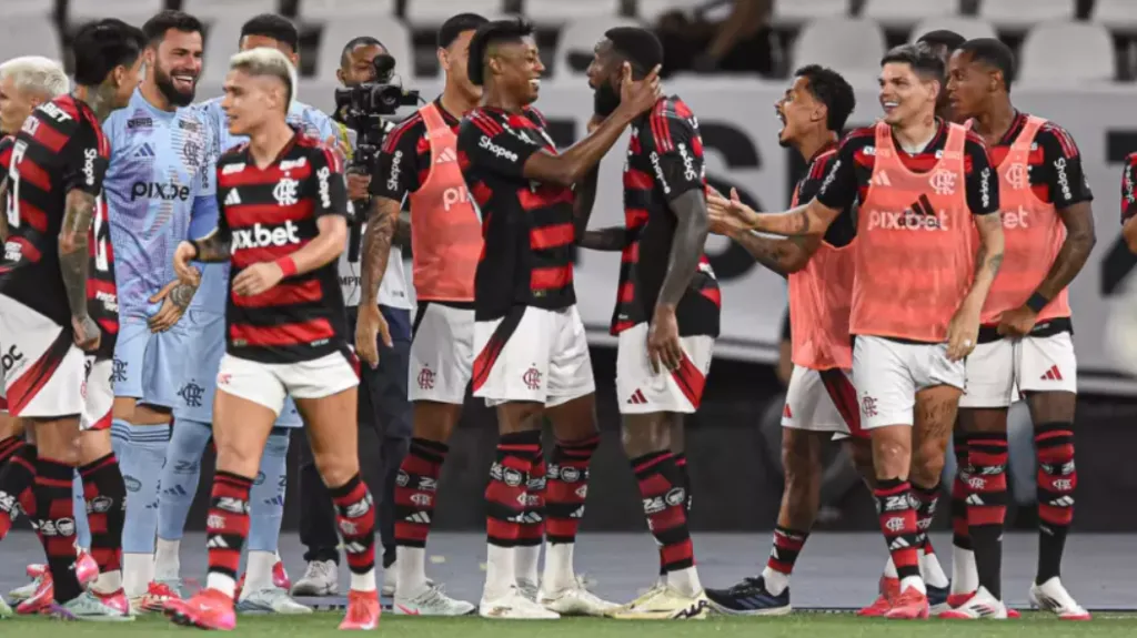 Jogadores celebram juntos gol contra o rival Vasco. Foto: Gilvan de Souza/Flamengo.