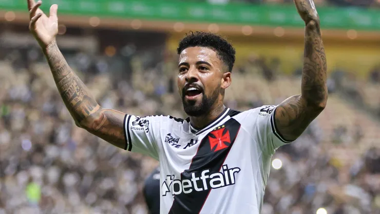 Paulinho comemorando gol durante partida entre Vasco e Madureira, na Arena da Amazônia, pelo Campeonato Carioca.