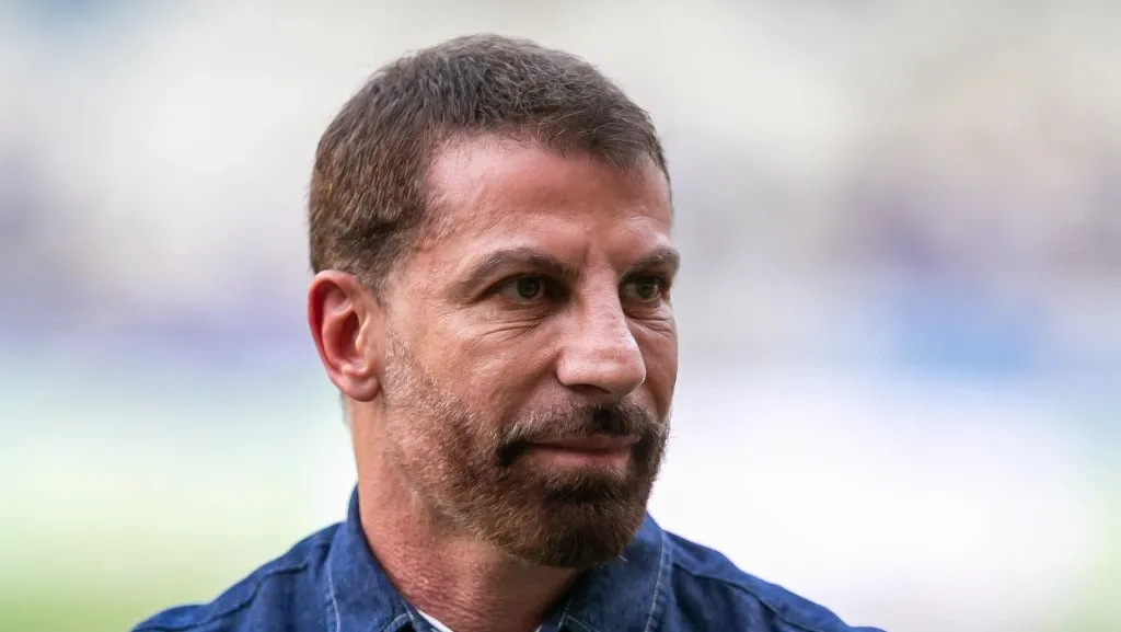 . Foto: Fernando Moreno/AGIF – Pedrinho tenta evitar a saída do goleiro titular do time de Carille.