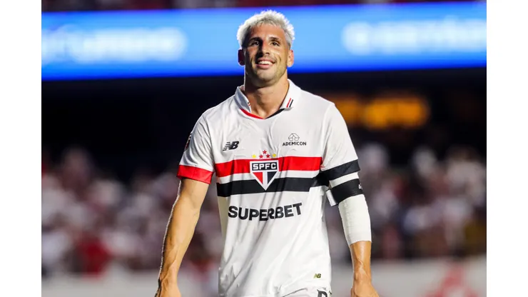 SP - SAO PAULO - 17/02/2024 - PAULISTA 2024, SAO PAULO X BRAGANTINO - Calleri jogador do Sao Paulo lamenta durante partida contra o Bragantino no estadio Morumbi pelo campeonato Paulista 2024. Foto: Reinaldo Campos/AGIF