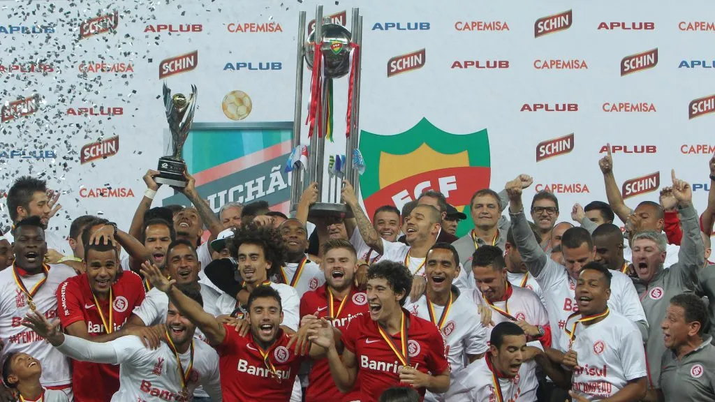 Jogadores do Internacional erguem a taça de campeão do Campeonato Gaúcho de 2015. Foto: Gustavo Granata/AGIF.