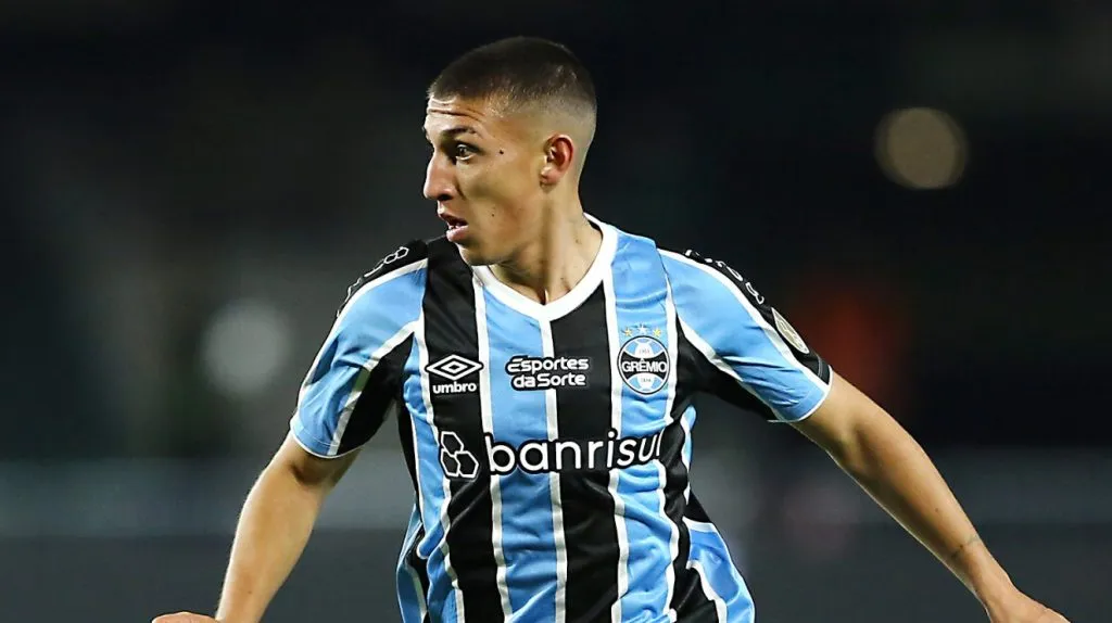 Foto: Heuler Andrey/Getty Images – Monsalve e Cristaldo disputam lugar no meio-campo do Grêmio.