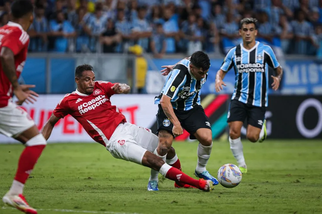 Pavon em ação durante o Gre-Nal. Foto: Maxi Franzoi/AGIF