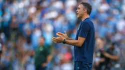 Leandro Desábato na beira do campo em jogo válido contra o Ypiranga, pelo Gauchão. Foto: Lucas Uebel/Grêmio FBPA.