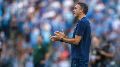 Leandro Desábato na beira do campo em jogo válido contra o Ypiranga, pelo Gauchão. Foto: Lucas Uebel/Grêmio FBPA.