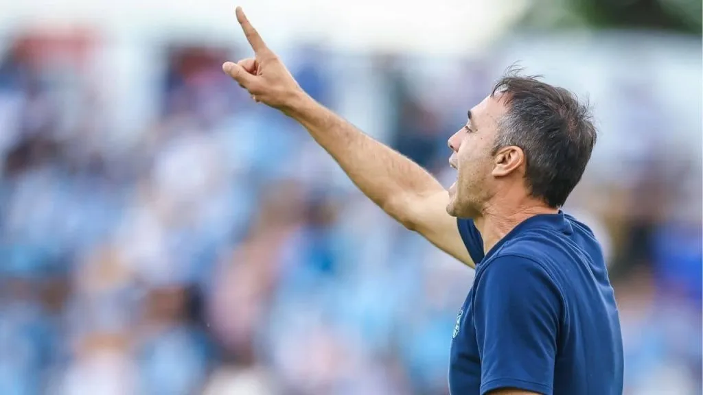 Auxiliar do Grêmio passa instruções para os jogadores na partida contra o Ypiranga, pelo Campeonato Gaúcho. Foto: Lucas Uebel/Grêmio FBPA.