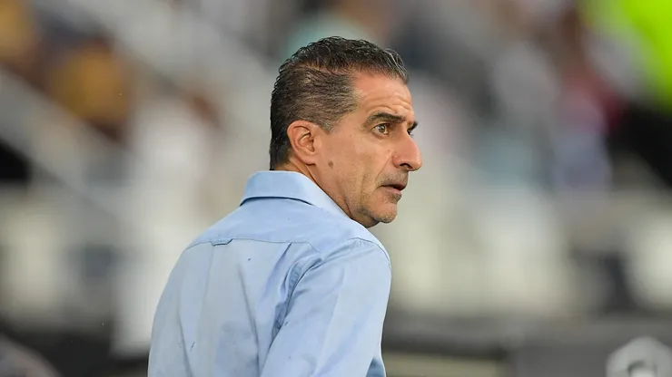 Renato Paiva avalia pressão nos bastidores - Foto: Thiago Ribeiro/AGIF
