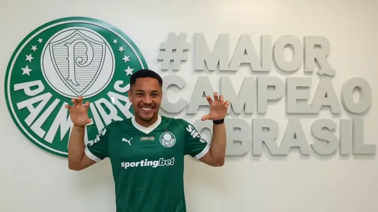 Vitor Roque em chegada ao Palmeiras. - Foto: Palmeiras