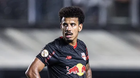 Lucas Evangelista, jogador do Bragantino, durante partida contra o São Paulo no estádio Vila Belmiro pelo Campeonato Brasileiro