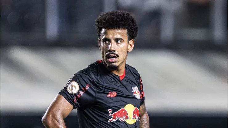 Lucas Evangelista, jogador do Bragantino, durante partida contra o São Paulo no estádio Vila Belmiro pelo Campeonato Brasileiro
