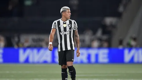 Matheus Martins jogador do Botafogo durante partida contra o Fluminense no estadio Engenhão pelo campeonato Carioca 2025. Foto: Thiago Ribeiro/AGIF