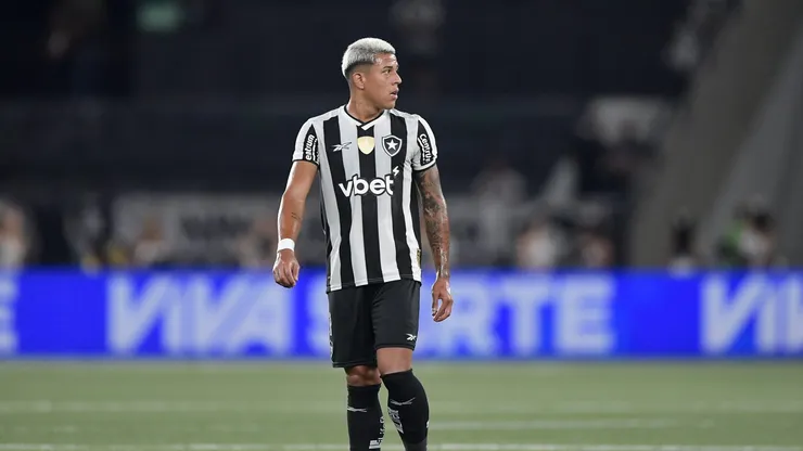 Matheus Martins jogador do Botafogo durante partida contra o Fluminense no estadio Engenhão pelo campeonato Carioca 2025. Foto: Thiago Ribeiro/AGIF