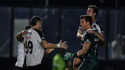 Léo Jardim, goleiro do Vasco, comemora com companheiros