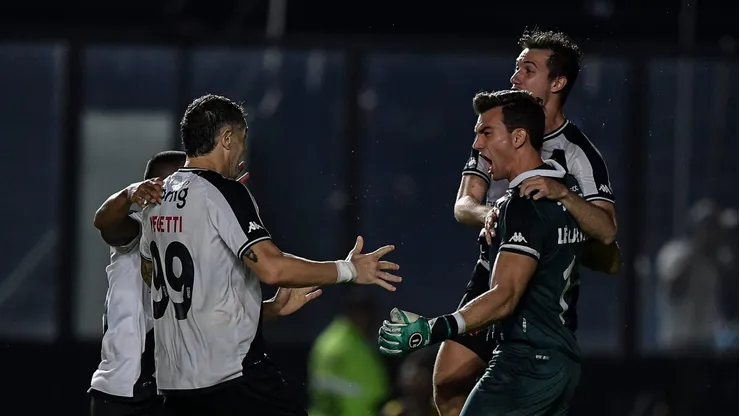 Léo Jardim, goleiro do Vasco, comemora com companheiros