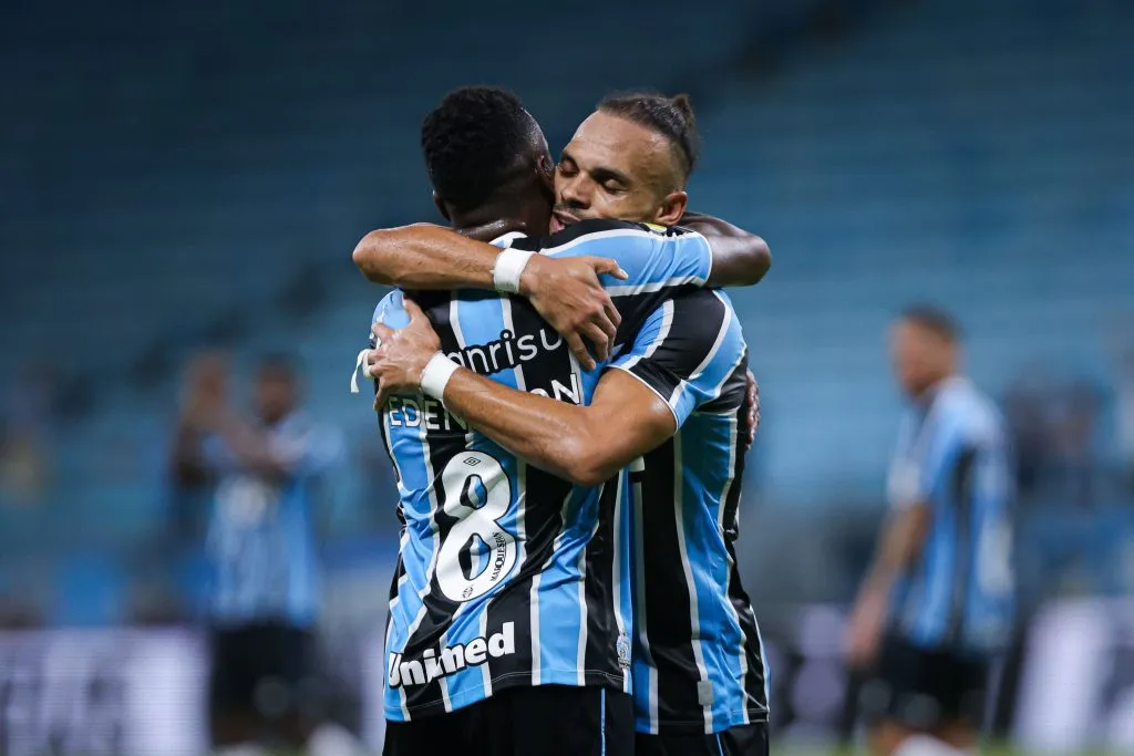 RS – PORTO ALEGRE – 11/02/2025 – GAUCHO 2025, GREMIO X PELOTAS – Martin Braithwaite jogador do Gremio comemora seu gol com Edenilson jogador da sua equipe durante partida contra o Pelotas no estadio Arena do Gremio pelo campeonato Gaucho 2025. Foto: Maxi Franzoi/AGIF