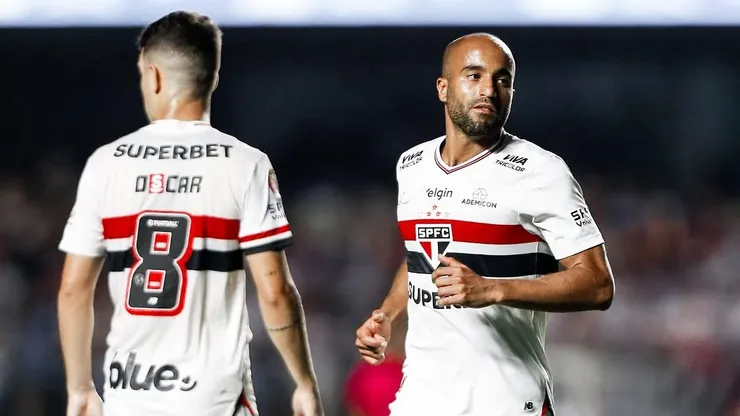 A dupla Oscar e Lucas Moura em ação pelo São Paulo - Foto: Miguel Schincariol / São Paulo FC