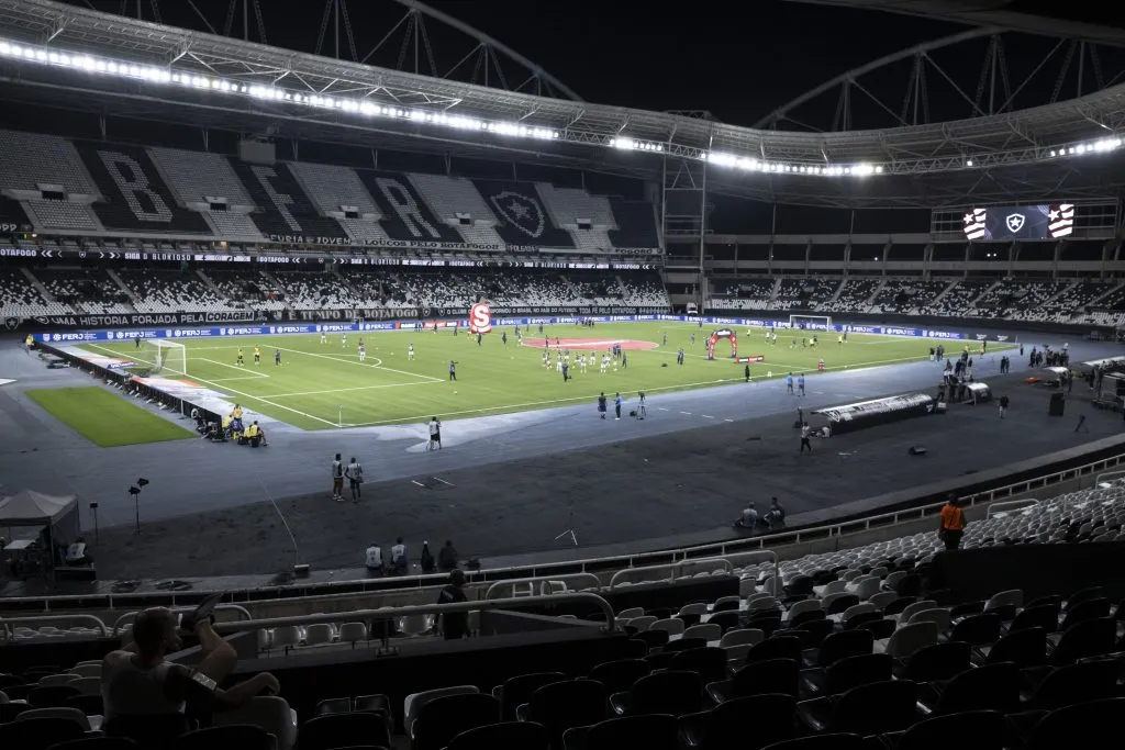 Estádio Nilton Santos utiliza o gramado sintético desde 2023. Foto: Jorge Rodrigues/AGIF