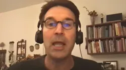 O jornalista Arnaldo Ribeiro acabou fazendo comentários polêmicos sobre o uso do gramado sintético no Brasil. Foto: Reprodução.