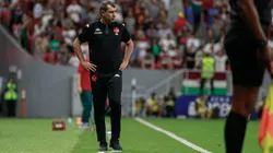 Fábio Carille, técnico do Vasco, na beira do campo em um dos jogos do Vasco em 2025. Foto: Matheus Lima/Vasco.