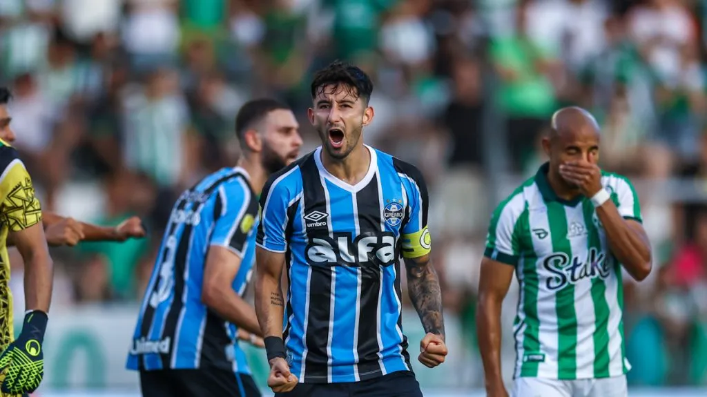 Villasanti comemorando gol no Jaconi.